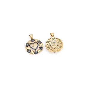 Détail de pendentifs cœur croix plaqués or 18K avec zircons bleus et verts sertis
