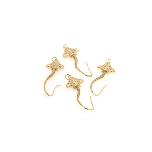 Pendentifs raie manta plaqués or 18 carats sertis de zircons sur fond blanc épuré