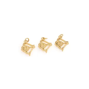 Lot de trois pendentifs arc et flèche plaqués or 18 carats avec texture en relief