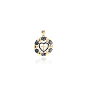 Pendentif cœur plaqué or 18K avec croix sertie de zircons bleus sur fond blanc