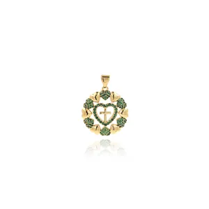 Pendentif croix en cœur plaqué or 18K avec zircons verts et cristaux sur fond blanc brillant