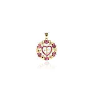 Pendentif croix plaqué or 18 carats avec zircons rouges et cadre cœur sur fond blanc