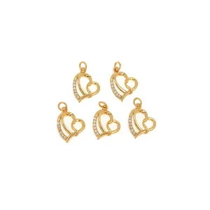 Set van 5 18K vergulde hartvormige hangers met zirkonia stenen op witte achtergrond voor sieraden