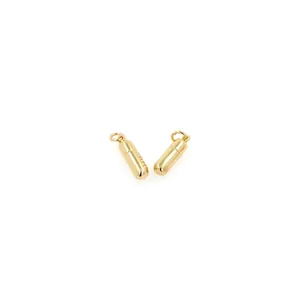 Minimalistische 18K vergoldete Kapselanhänger mit glatten und strukturierten Oberflächen