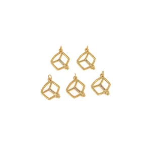 Cinq pendentifs carrés plaqués or 18K avec pierres de zircon pour création de bijoux