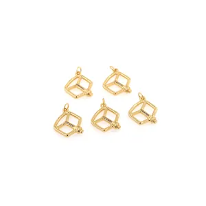 Vue détaillée des pendentifs pédale de vélo plaqués or 18K avec zircons scintillants