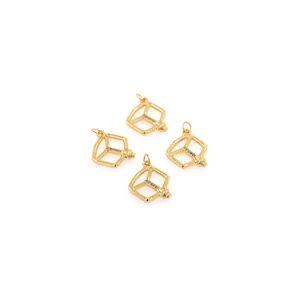 Lot de quatre pendentifs carrés plaqués or 18 carats sertis de zircons brillants
