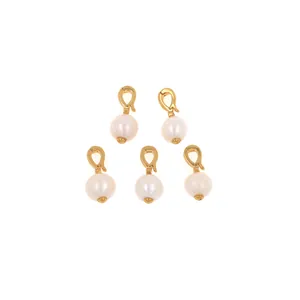 Lot de cinq pendentifs perles blanches rondes avec fermoirs mousquetons dorés à l'or 18K