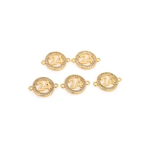 Detail van 18K vergulde ronde bedels met nummer 24 en zirkoon voor handgemaakte sieraden