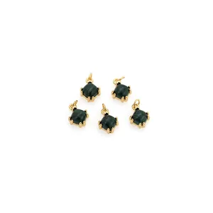 Gros plan détaillé de 5 pendentifs carrés en malachite verte plaqués or 18 carats pour bijoux