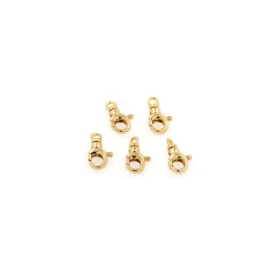 Détail macro de cinq fermoirs mousquetons plaqués or 18K avec zircon pour bijoux DIY