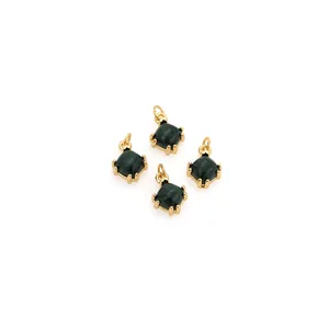 Lot de quatre pendentifs carrés en malachite plaqués or 18K avec sertissage zircon