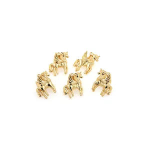 Gros plan de cinq pendentifs licorne en plaqué or 18 carats sertis de zircons cubiques