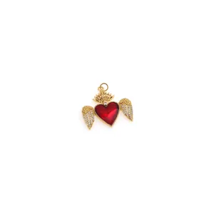 Detail van de 18K vergulde gevleugelde hart hanger met schitterende zirkonia stenen