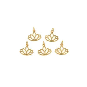 Cinq pendentifs lotus en plaqué or 18 carats avec design géométrique ajouré épuré