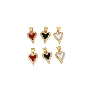Vue détaillée des pendentifs cœur plaqués or 18K sertis de zircons et d'émail coloré élégant
