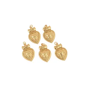 Cinq pendentifs fraise en plaqué or 18 carats avec détail de couronne vintage