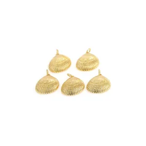 Détail de 5 pendentifs coquillages dorés avec zircon et texture nervurée pour bijoux DIY