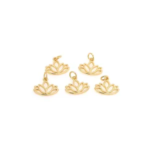 Détail de cinq breloques lotus plaquées or 18K avec design évidé pour bijoux DIY