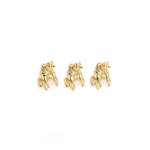 Trois pendentifs Pegasus minimalistes plaqués or 18 carats avec finition polie