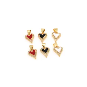 Détail de breloques en forme de cœur plaquées or 18 carats avec zircon et émail coloré