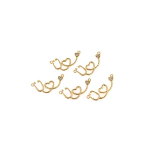 Lot de cinq pendentifs stéthoscope cœur plaqués or 18K sertis de zircons étincelants
