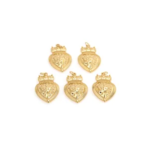 Vue détaillée de 5 pendentifs fraises plaqués or 18K avec une finition texturée