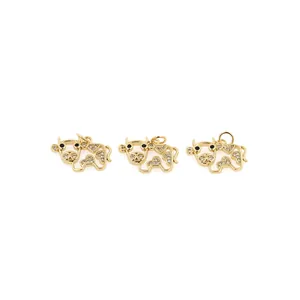 18K vergulde koe-hangers met glanzende zirkonia in een driedelige set van mode-sieraden