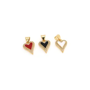 Vue détaillée de pendentifs cœur plaqués or 18K avec émail coloré et zircons sertis