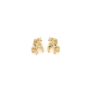 Boucles d'oreilles licorne plaquées or 18 carats avec ailes en zircon sur fond blanc