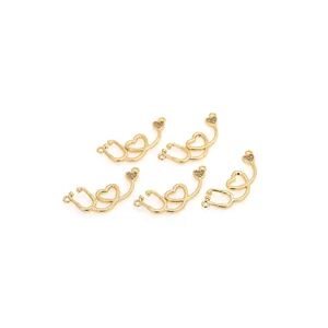 Vue détaillée des pendentifs stéthoscope en cœur plaqués or 18 carats avec zircon