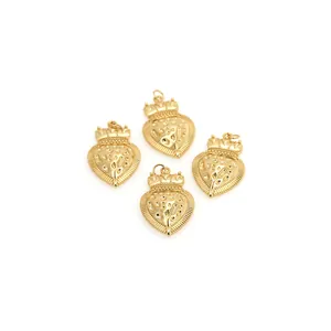 Pendentif cœur couronne plaqué or 18K avec texture détaillée de cœur sacré