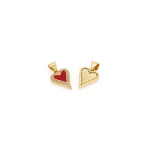 Détail de pendentifs cœur en émail rouge et or mat sertis de zircons cubiques scintillants