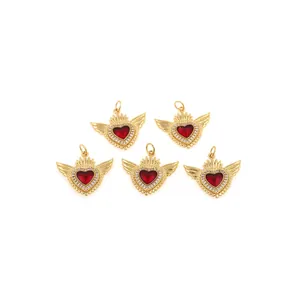Lot de cinq pendentifs cœurs ailés plaqués or 18 carats avec cristaux rouges et zircon