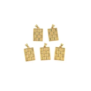 Lot de cinq pendentifs carrés plaqués or 18 carats avec motifs à carreaux élégants