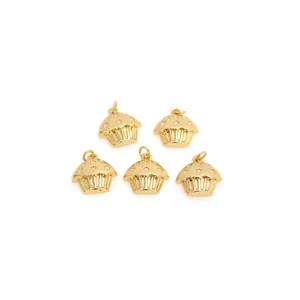 Vue détaillée de cinq pendentifs cupcake plaqués or 18 carats avec zircon pour bijoux DIY