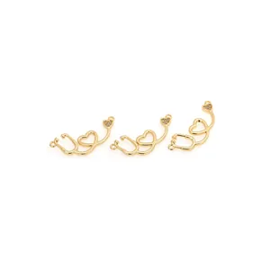 Trois pendentifs cœur stéthoscope plaqués or 18 carats sertis de zircons brillants