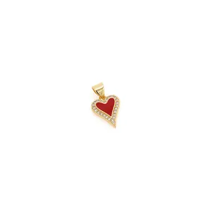 Détail d'un pendentif cœur plaqué or 18K avec émail rouge et zircons pavés