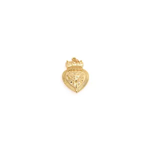 Vue macro détaillée du pendentif cœur fraise plaqué or 18K avec détail couronne