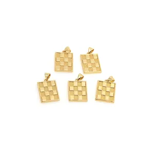 Vue détaillée de pendentifs à damier plaqués or 18 carats avec texture polie