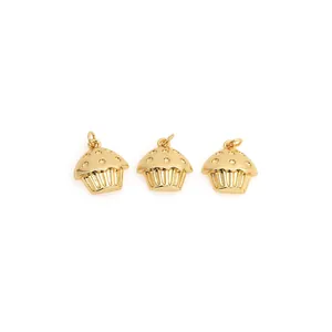 Trois breloques cupcake plaquées or 18K avec zircons sur fond blanc
