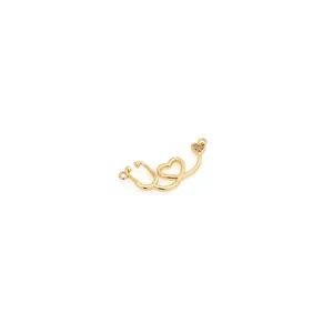 Vue macro du pendentif stéthoscope cœur plaqué or 18K avec incrustation de zircon