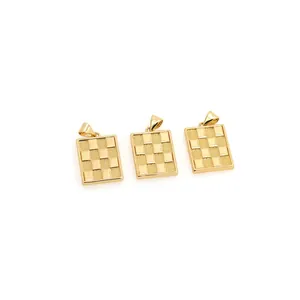 Pendentif rectangulaire plaqué or 18 carats avec motif damier et bélière en goutte