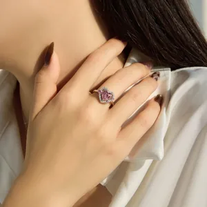 Eleganter S925 Silberring mit rosa Herz-Edelstein und weißen Zirkonia-Akzenten