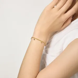 Vue détaillée du bracelet en argent 925 avec cinq pendentifs cœur sur le poignet d'une femme