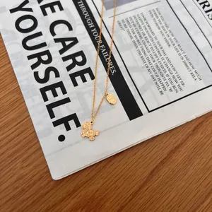 Détail du pendentif cheval en argent S925 avec pièce sur magazine vintage