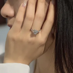 Primo piano di un anello scintillante in argento S925 con diamante a forma di cuore