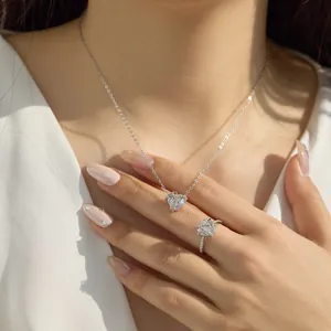Dettaglio di parure collana e anello in argento S925 con design a cuore e fiocco