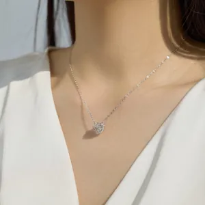 Dettaglio della collana in argento S925 con ciondolo a stella e zircone lucido sulla clavicola