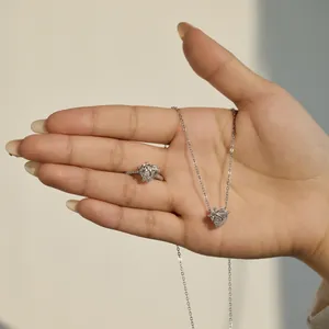 Dettaglio del set di gioielli a cuore in argento S925 con collana, anello e zirconi